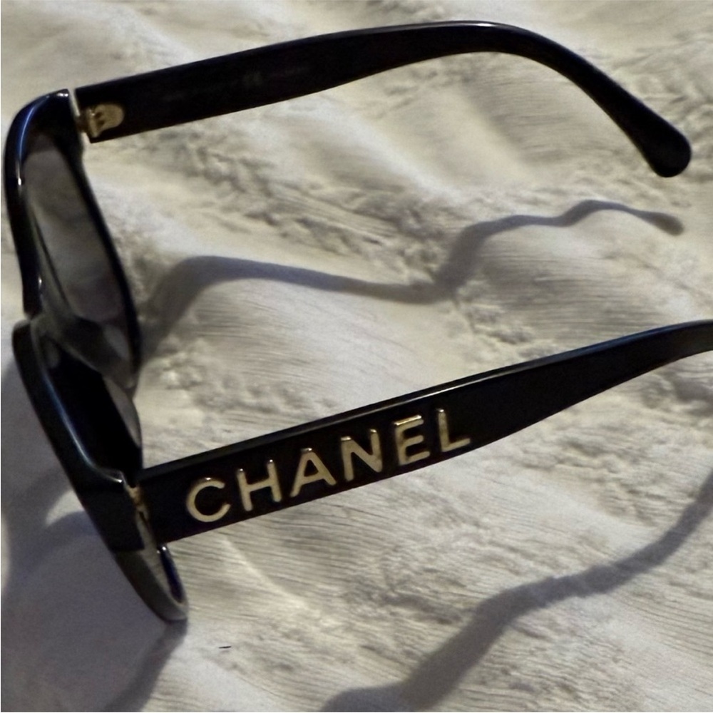 Authentic Chanel 5458-A C622/ T8 Polarized
Sunglasses Black Gold Chanel